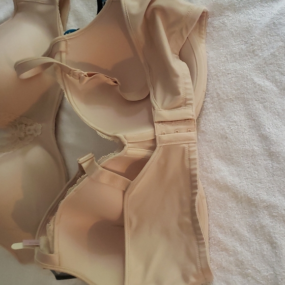 Two Bali smoothing bra,s - Picture 4 of 8
